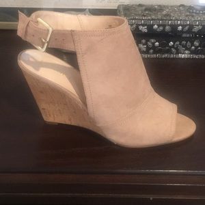Nine West size 8 tan suede peep toe wedges